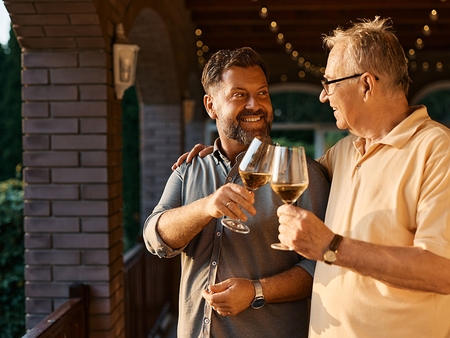 Far og Søn hygger med et glas vin
